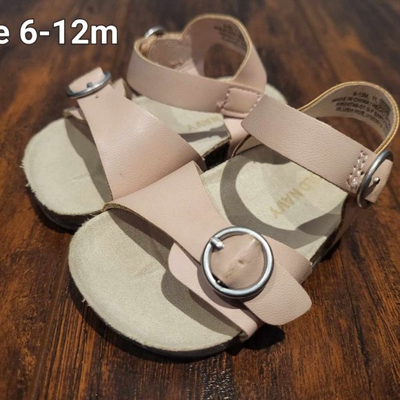 4/$20 🏷 Old Navy Infant Sandals Size 6-12m - Picture 2 of 2